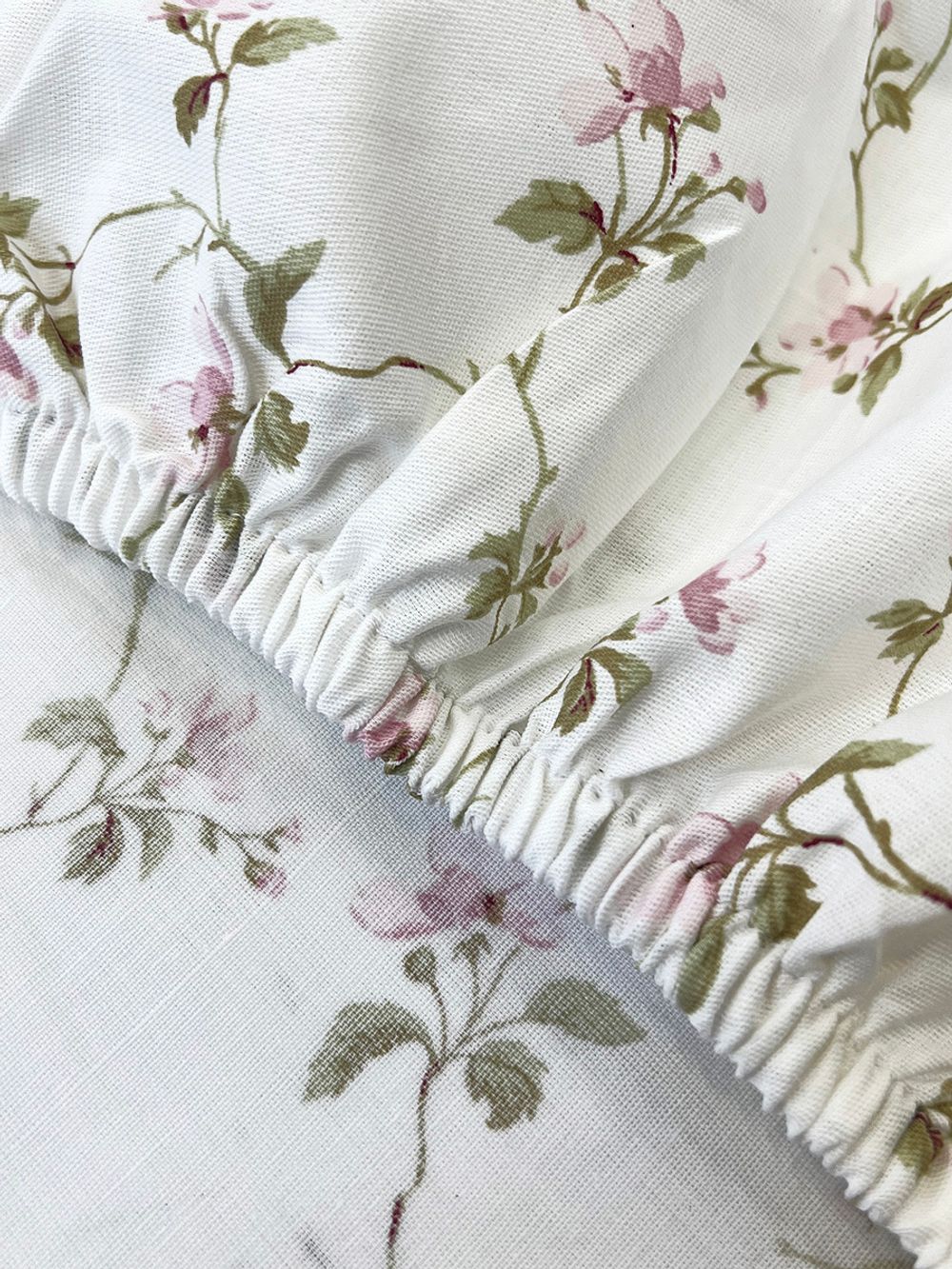 Постельное белье "Весна" евро   наволочки 50х70 2шт Простынь на резинке 180х200 см  Пододеяльник 200х215 см  Сказка сатин