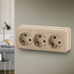 Розетка Intro Quadro 2-206-11 с заземлением трехместная 3х2P+E, 16А-250В, IP20, ОУ, сосна