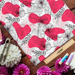 Ткань штапель листья и розовые пятна на белом фоне