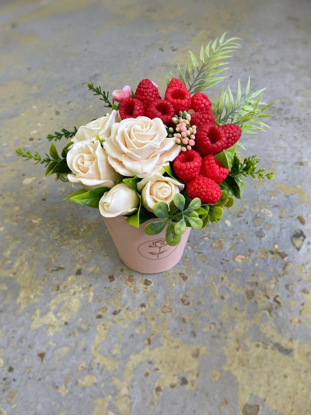 Букет «Малина в розах»