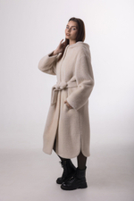 Пальто с капюшоном утепленное