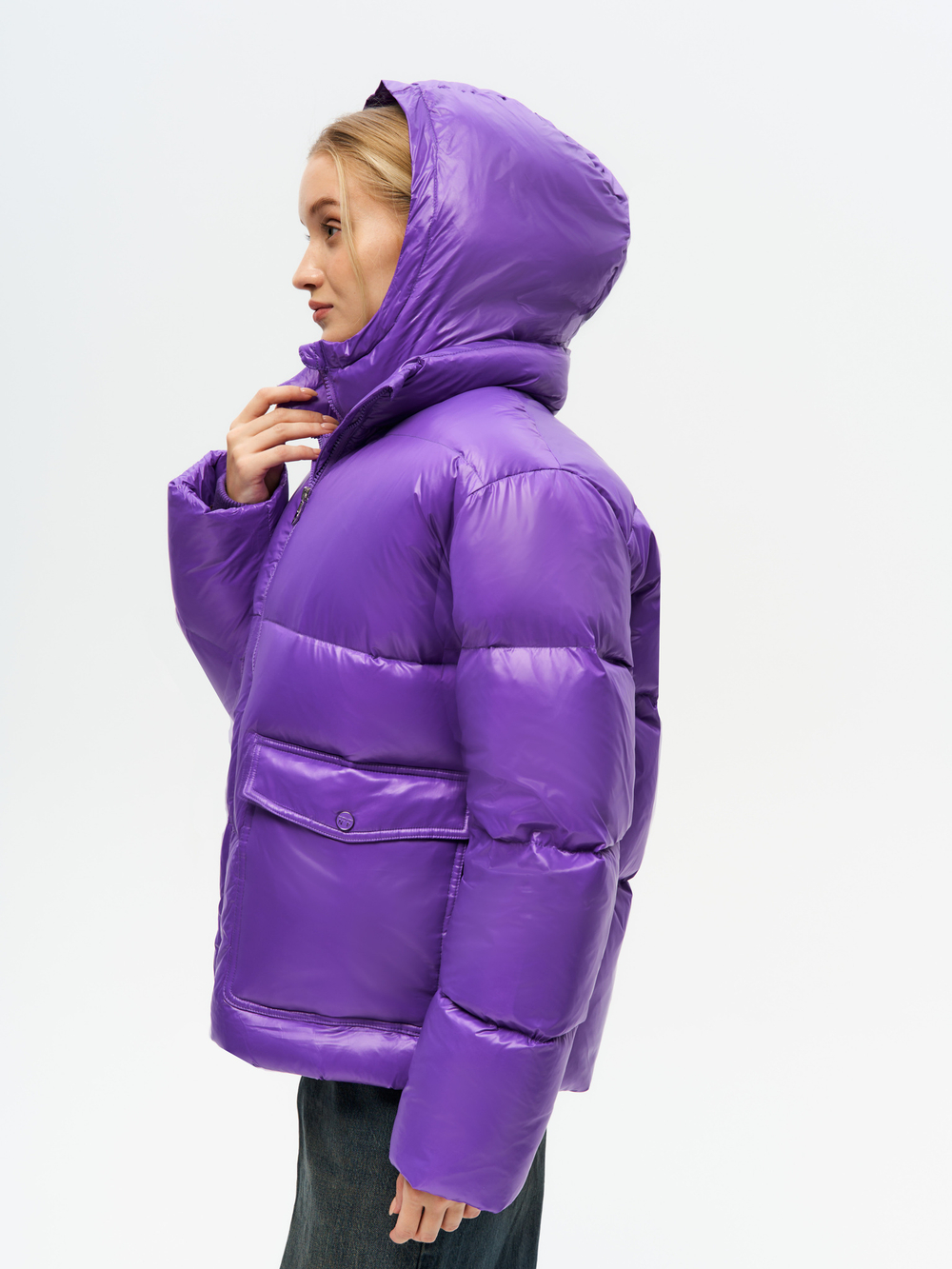 Короткий пуховик с контрастной подкладкой и съемным капюшоном в цвете "Violet"