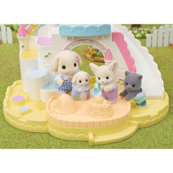 Sylvanian Families - Детская площадка с бассейном + зайчик с висячими ушками 5746 / артикул   5746  / GTIN 5054131057469