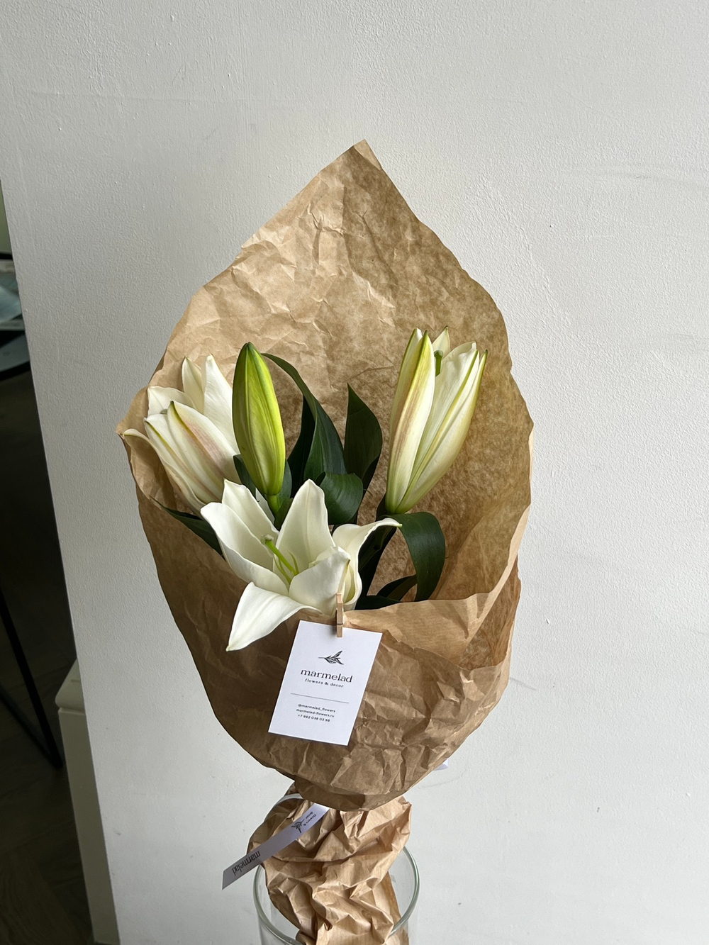 Букет из одной ветки лилии