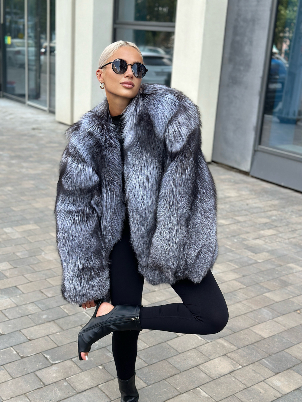 Шуба из меха финской чернобурки 70см