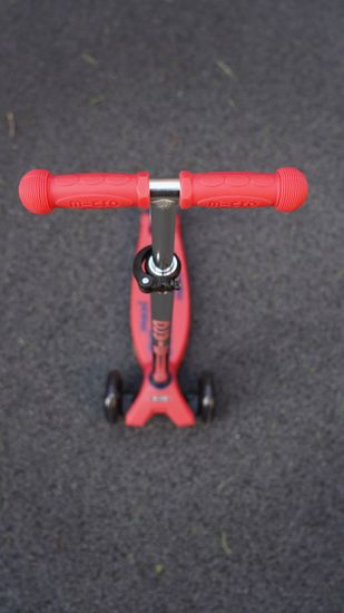 Самокат Maxi Micro Deluxe Glow Plus (светящийся) LED красное сияние