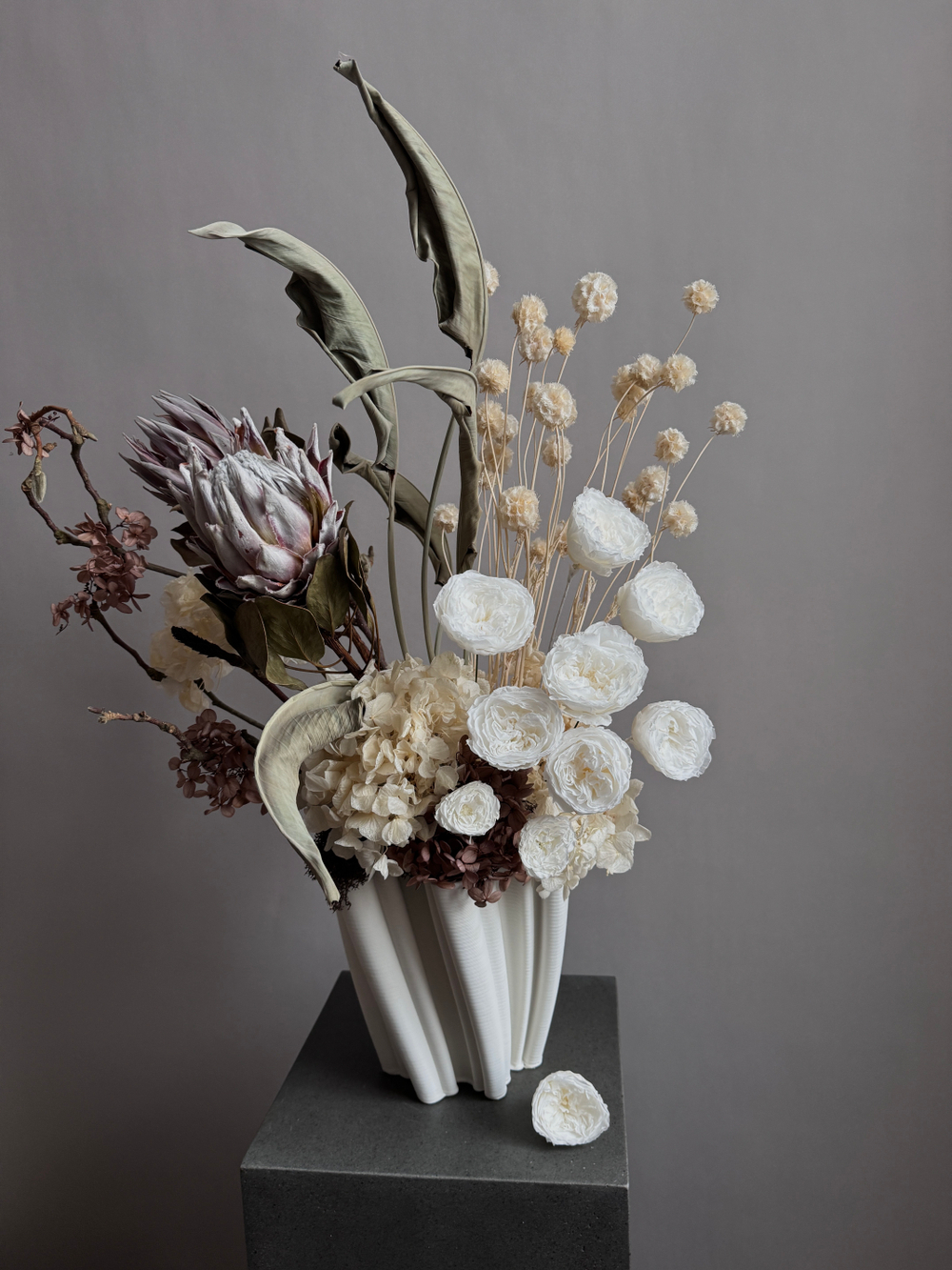 Композиция в кашпо Иванхое с розами