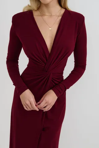 Платье с перекрутом и подплечниками цвета бордо