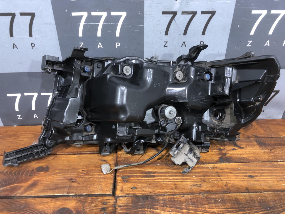 Фара правая Toyota Land Cruiser 200 15-21 Б/У Оригинал 8110560K12
