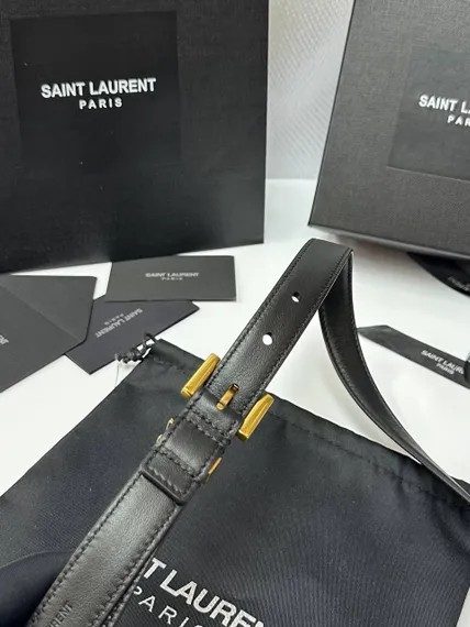 Ремень SAINT LAURENT с пряжкой CASSANDRE из зернистой кожи