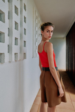 ZARA ШОРТЫ С ЗАЩИПАМИ И РЕМНЕМ, СВЕТЛО-КОРИЧНЕВЫЙ