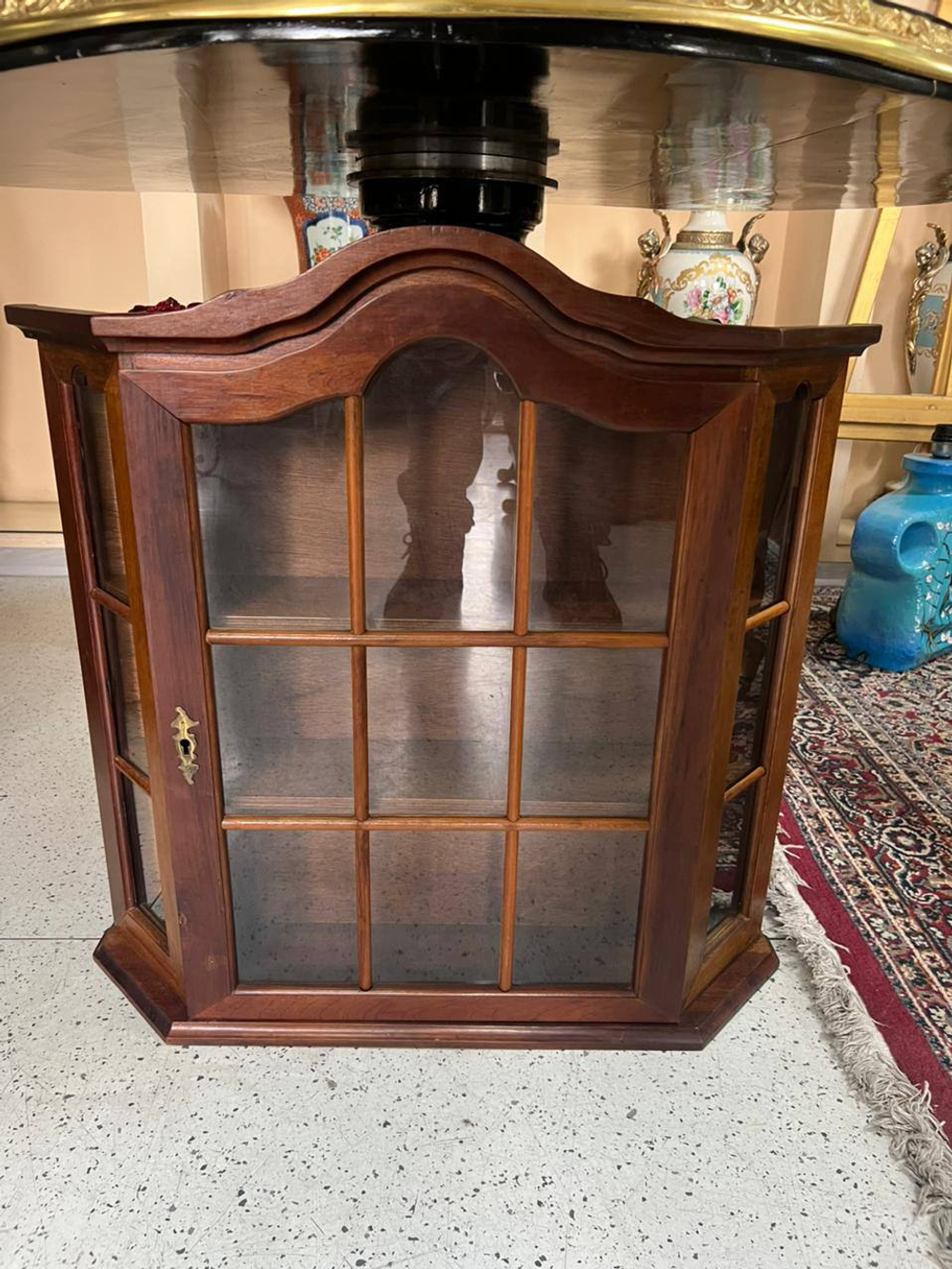 Витрина настенная