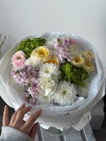 Букет из маттиолы, гортензии, диантусов, ранункулюсов и кустовых пионовидных роз