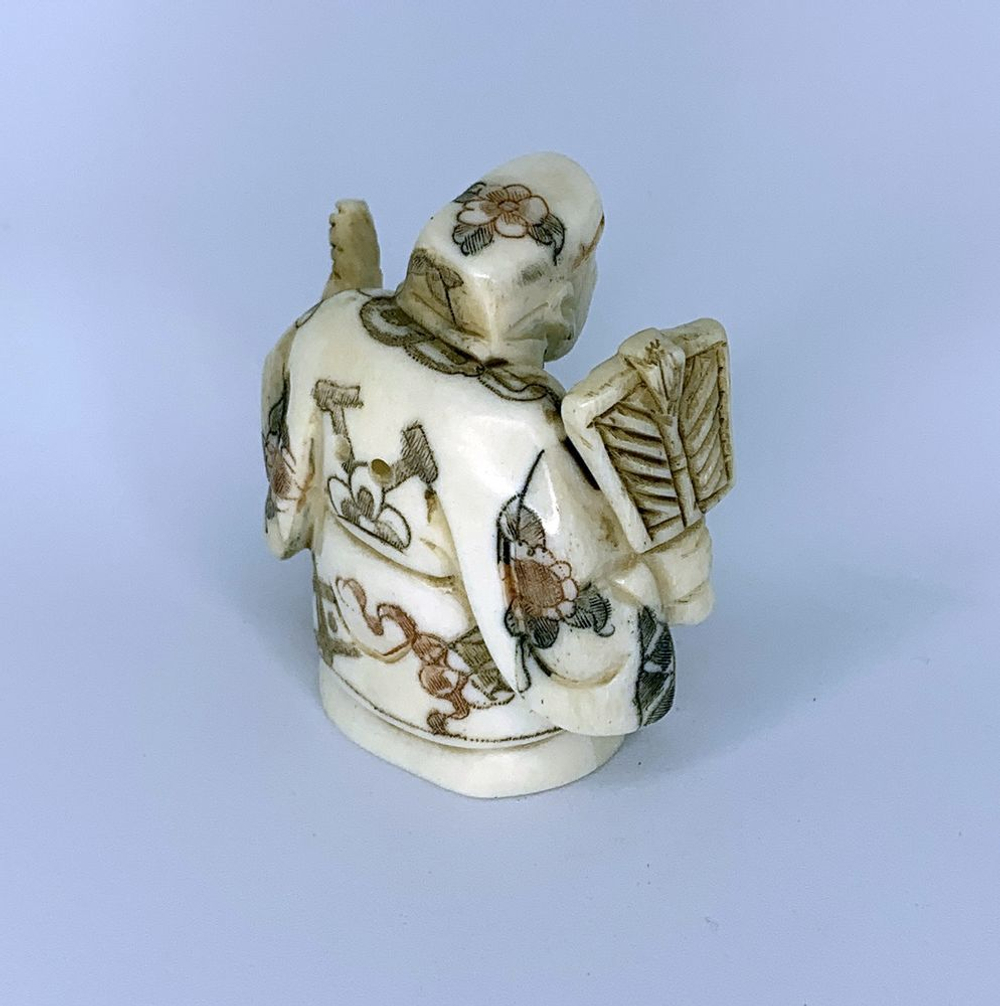 Нэцкэ Дзюродзин с огромным священным карпом и веером