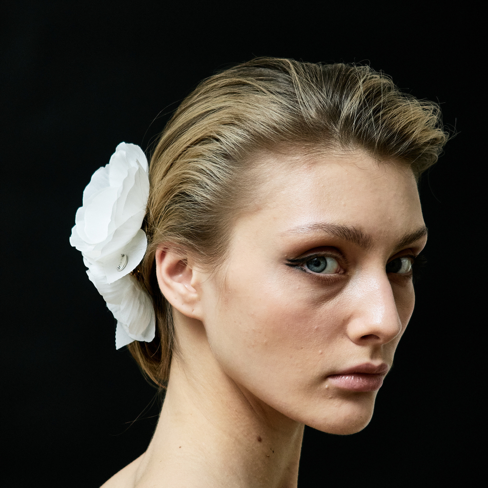 Заколка-пион из белого шелка