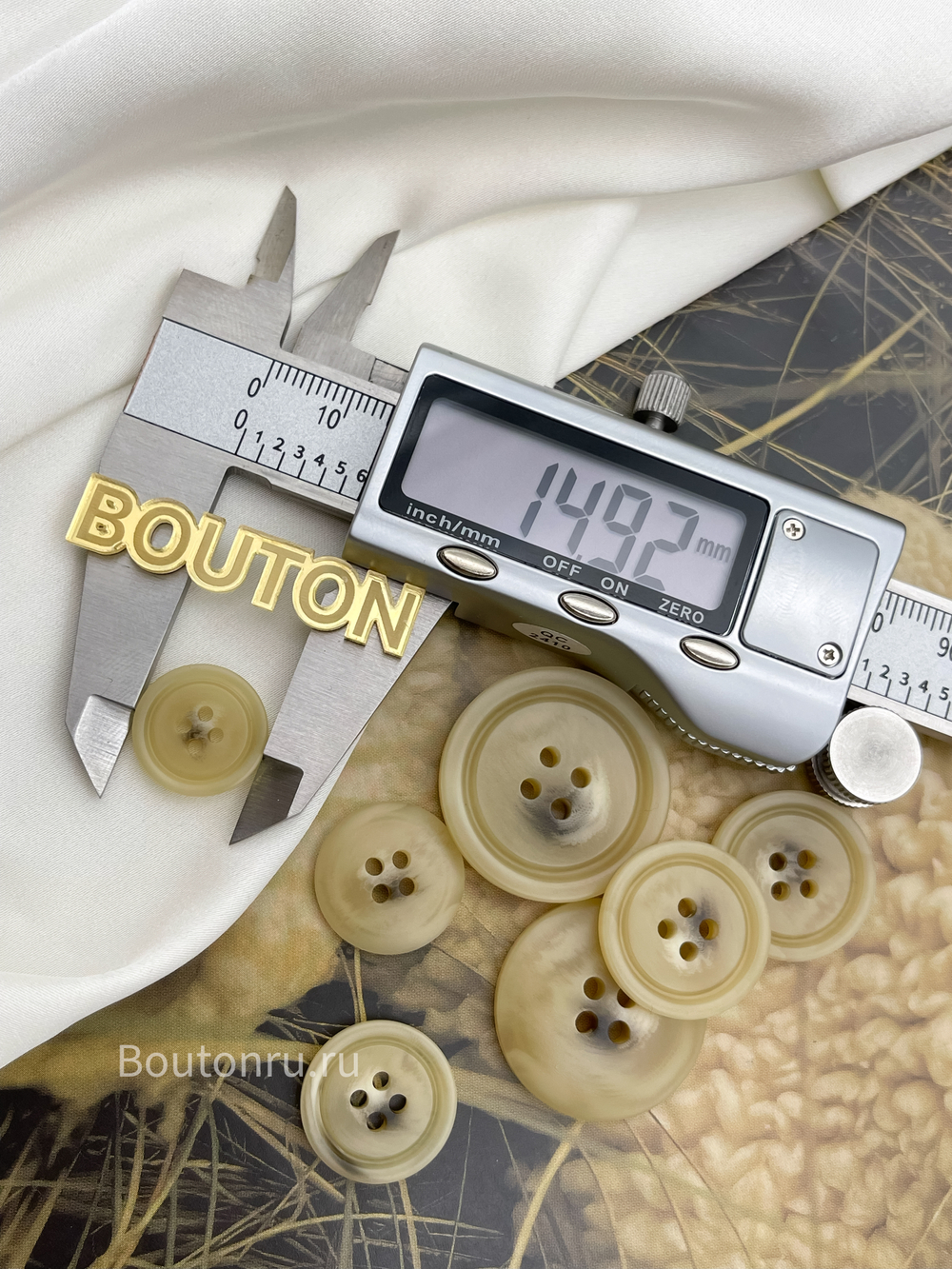 Пуговицы бежевые с прожилками под "Рог"