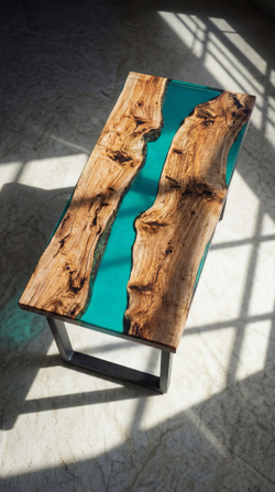 Стол из карагача с бирюзовой смолой