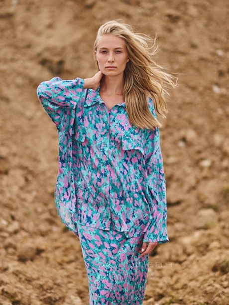 Розово-голубой костюм-двойка с принтом