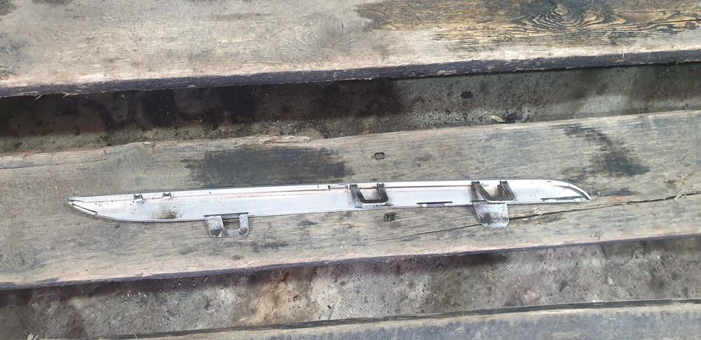 Молдинг решетки радиатора Mercedes C-Class W205 14-18 Б/У Оригинал A2058880173