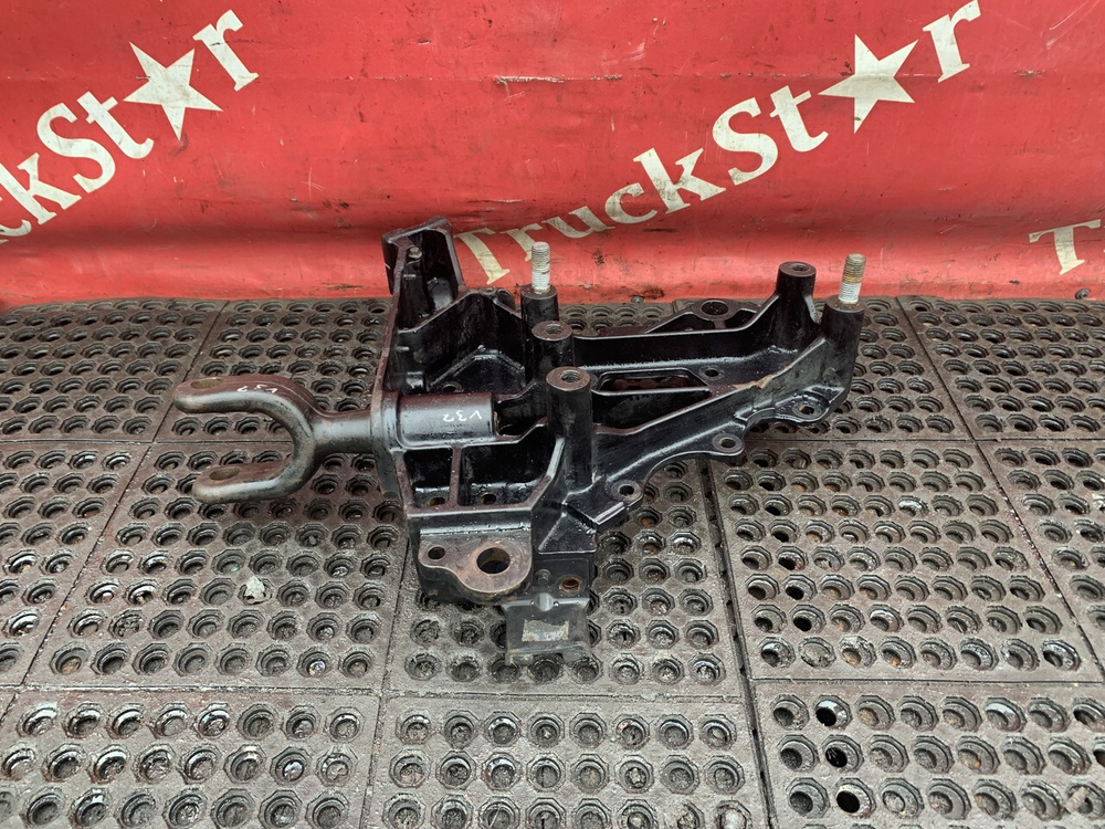 Кронштейн буксировочный левый 2017г