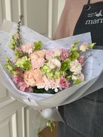 Букет сборный из хелеборуса, лизиантуса, хризантемы и веток спиреи