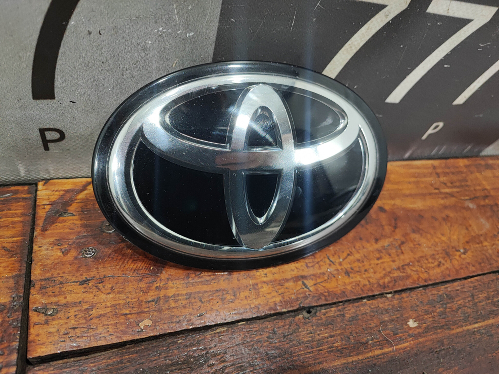 Эмблема решетки радиатора Camry XV70, RAV4 XA50 БУ Оригинал 90975C2023