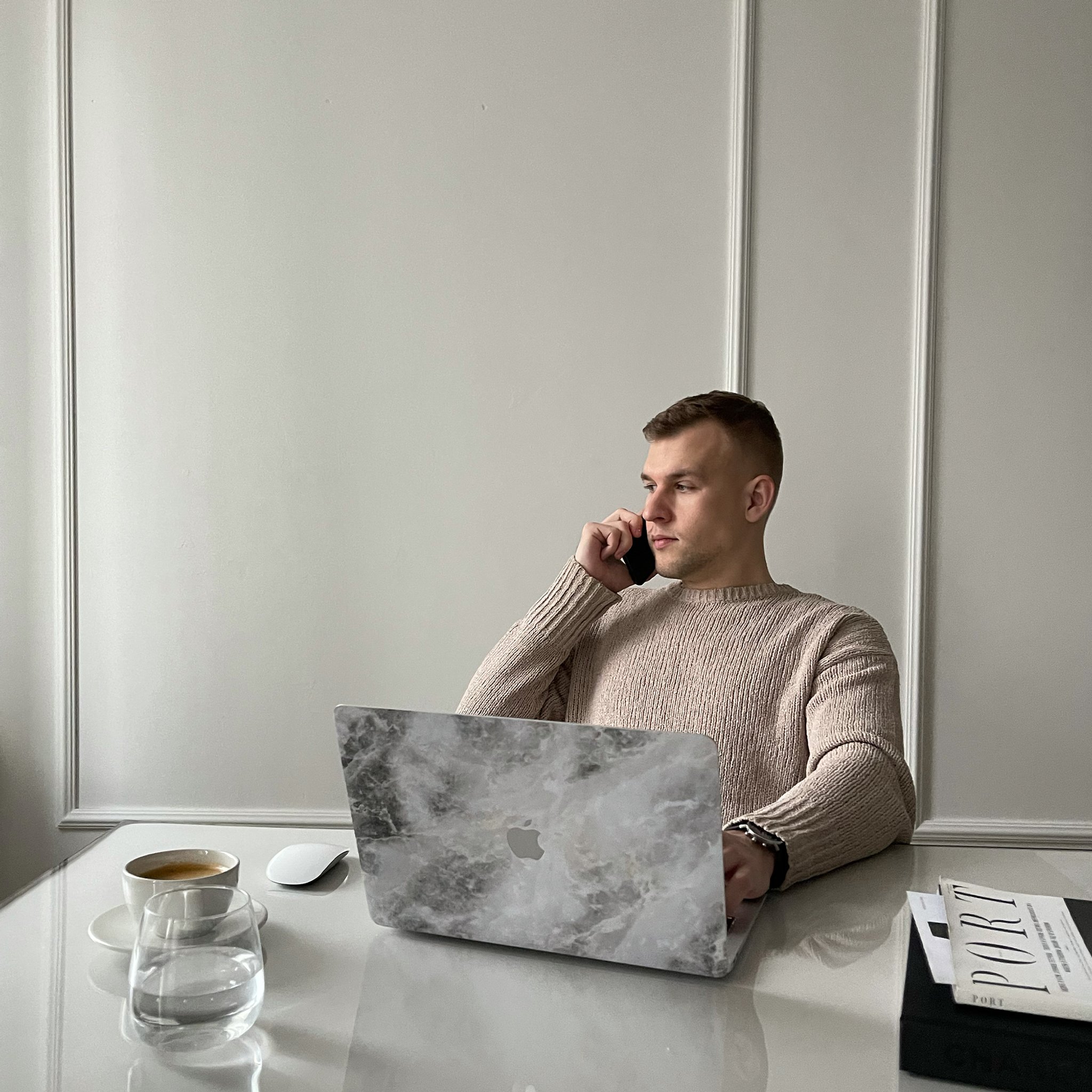 Виниловая наклейка MOON для MacBook