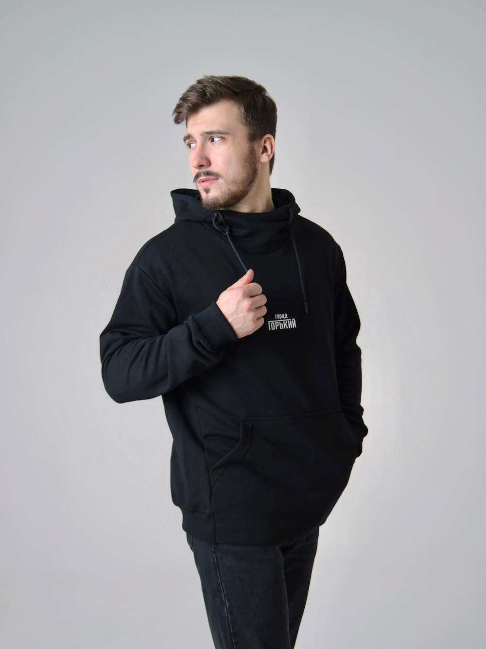 Худи черное Город Горький мужское с нашивкой