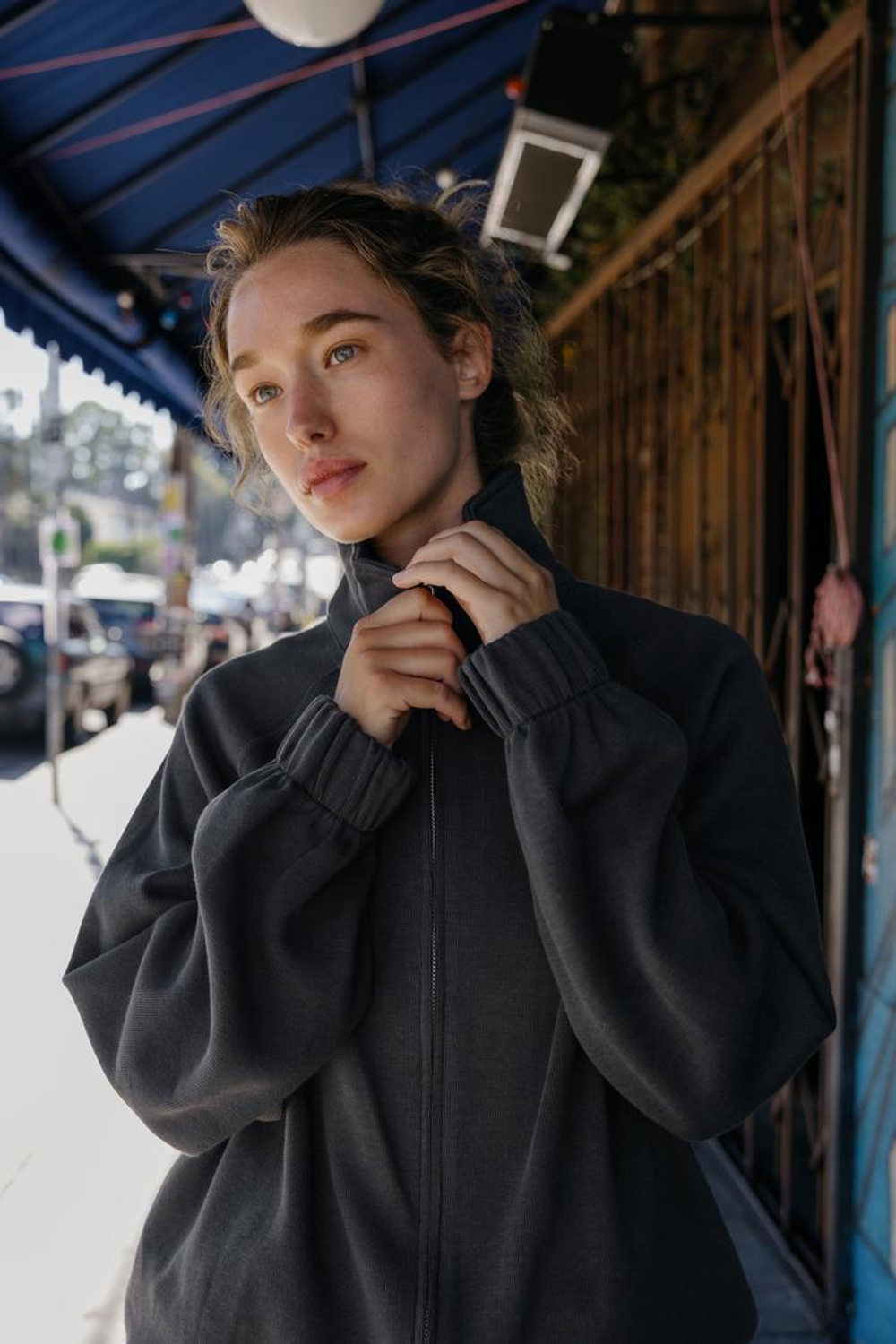 ZARA МЯГКАЯ ТОЛСТОВКА НА МОЛНИИ, УГОЛЬНЫЙ