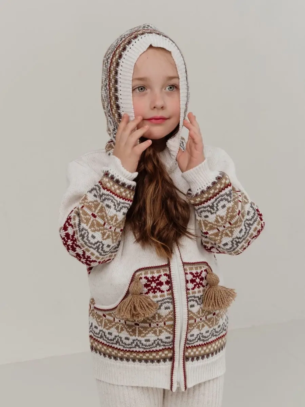 Кофта вязаная на молнии с капюшоном и карманом