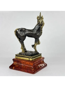 Бронзовая статуэтка на янтаре