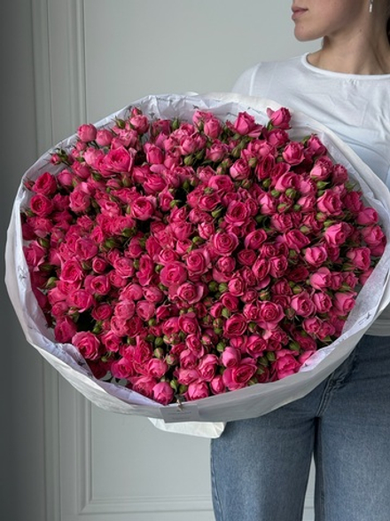 Гранд букет из кустовых роз в ярко-розовом оттенке