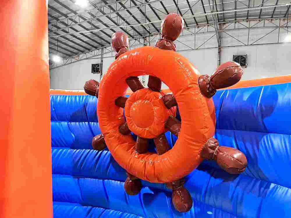 Надувной батут "Веселый кораблик", 7x5x5 м.