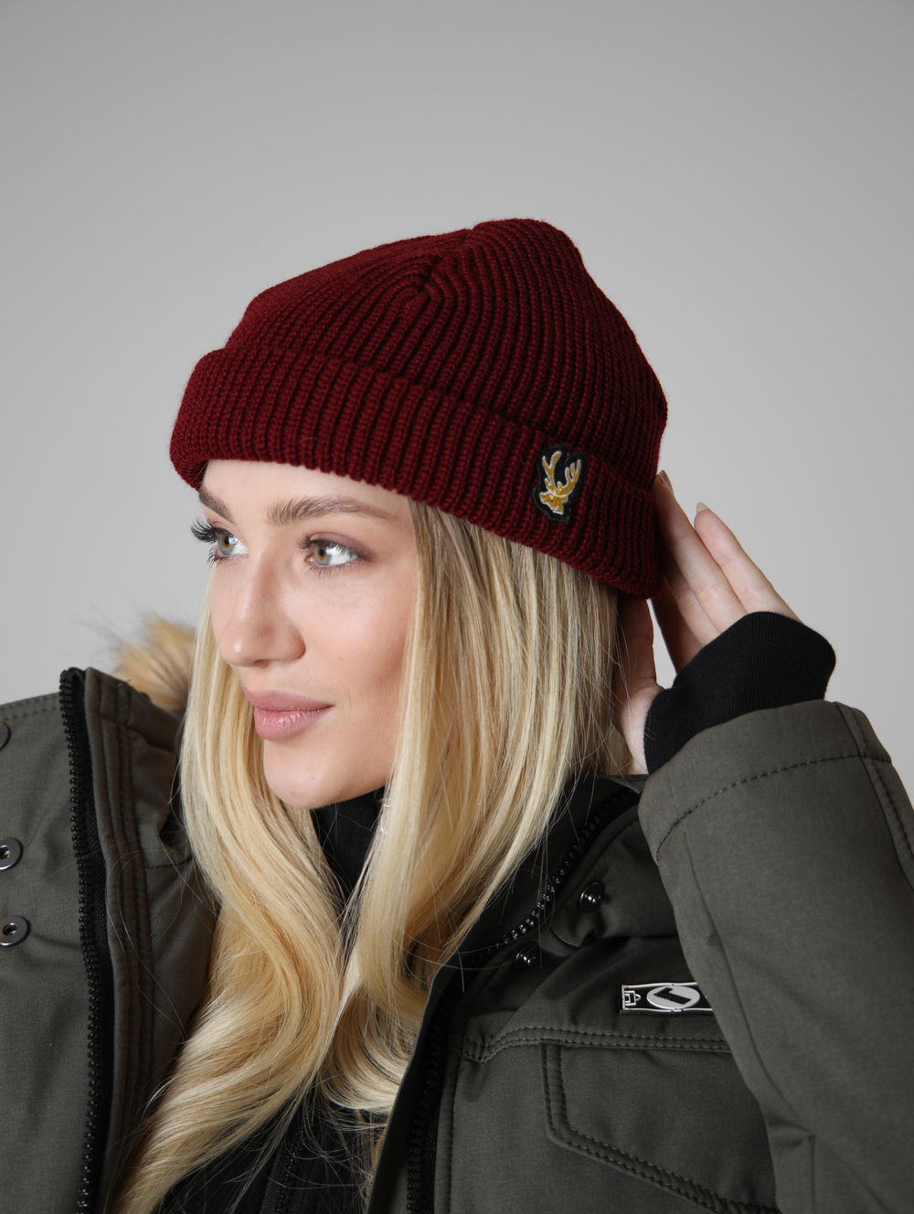 Шапка короткая бордовая Город Горький олень желтый