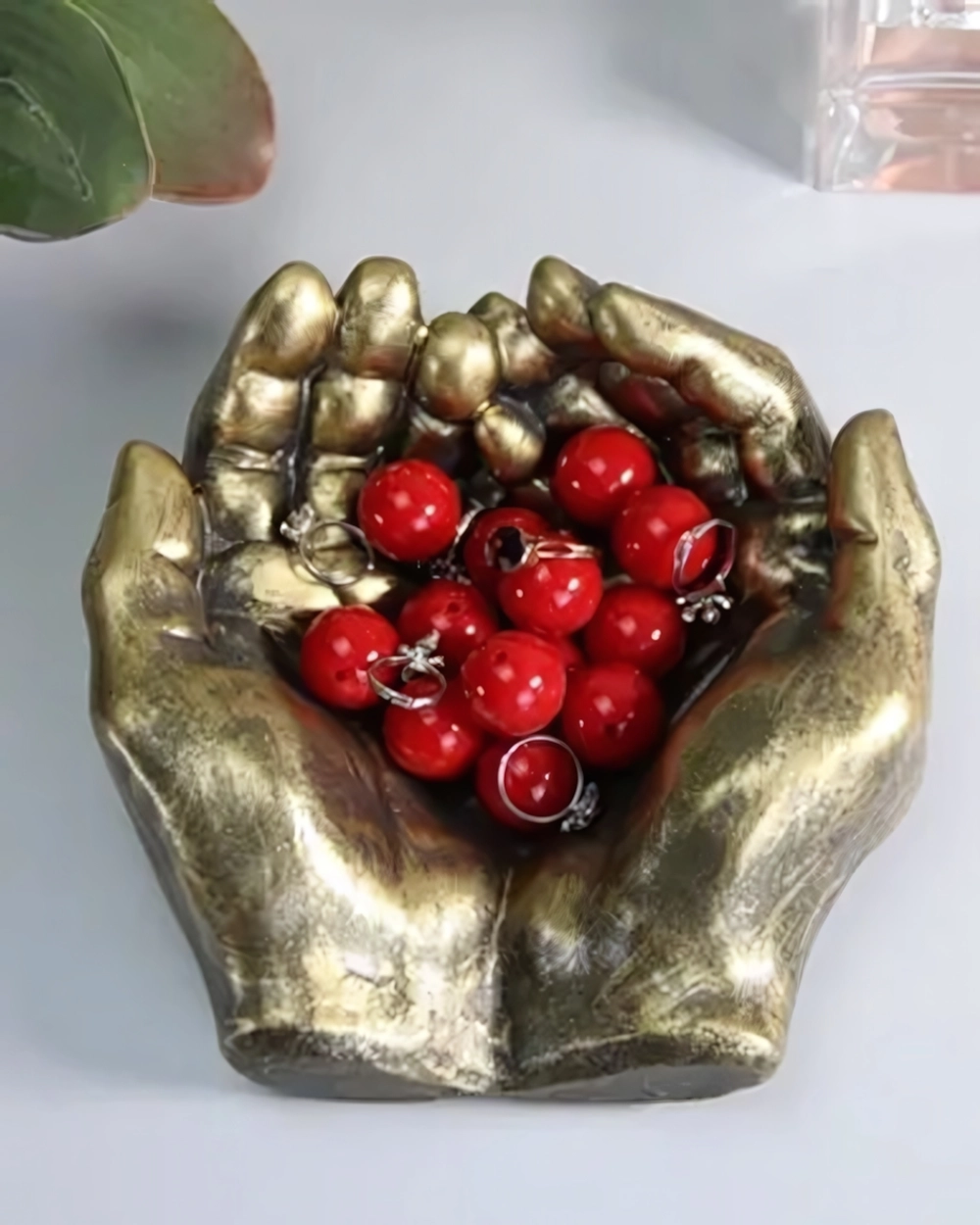 Статуэтка-подставка 15*16*7см «Руки» (античное золото)