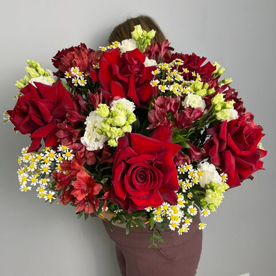 Корзина с розами и ромашкой "Красный бархат"(7 роз,альстромерия, ромашка, эустома ,зелень )