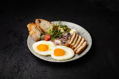 Глазунья из 2-х яиц с цыпленком, салатом Коул Слоу, пикантными огурцами и сливочным кремом