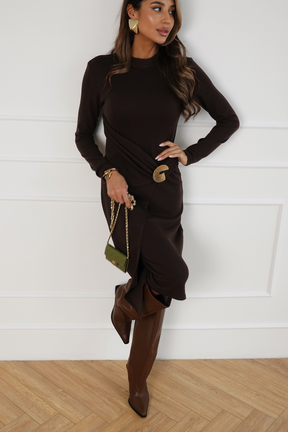 Платье из плотного трикотажа с запахом и брошью