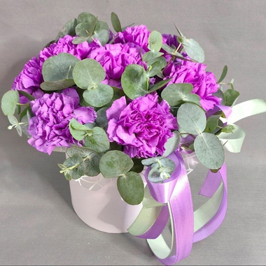 Коробка с 9 сиреневыми диантусами и эвкалиптом