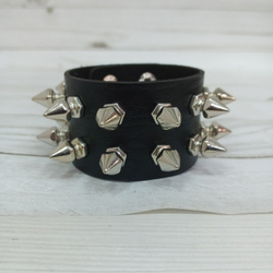 Кожаный браслет с заклёпками