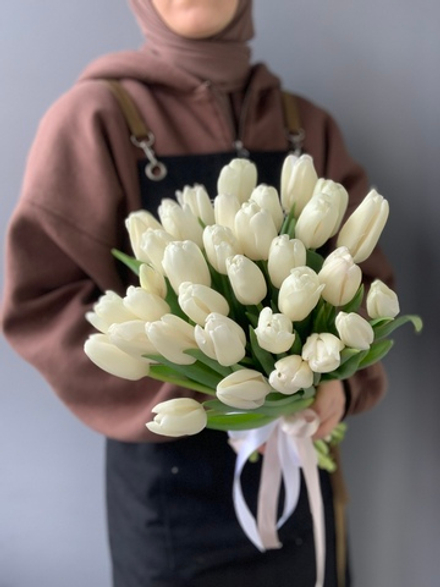 Букет из 31 белого тюльпана