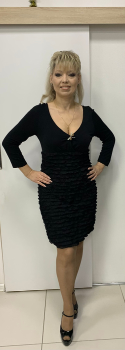 Короткое черное платье