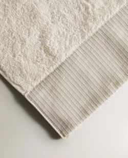 ZARA HOME БАННОЕ ПОЛОТЕНЦЕ С КАЙМОЙ, ЦВЕТ СЛОНОВОЙ КОСТИ