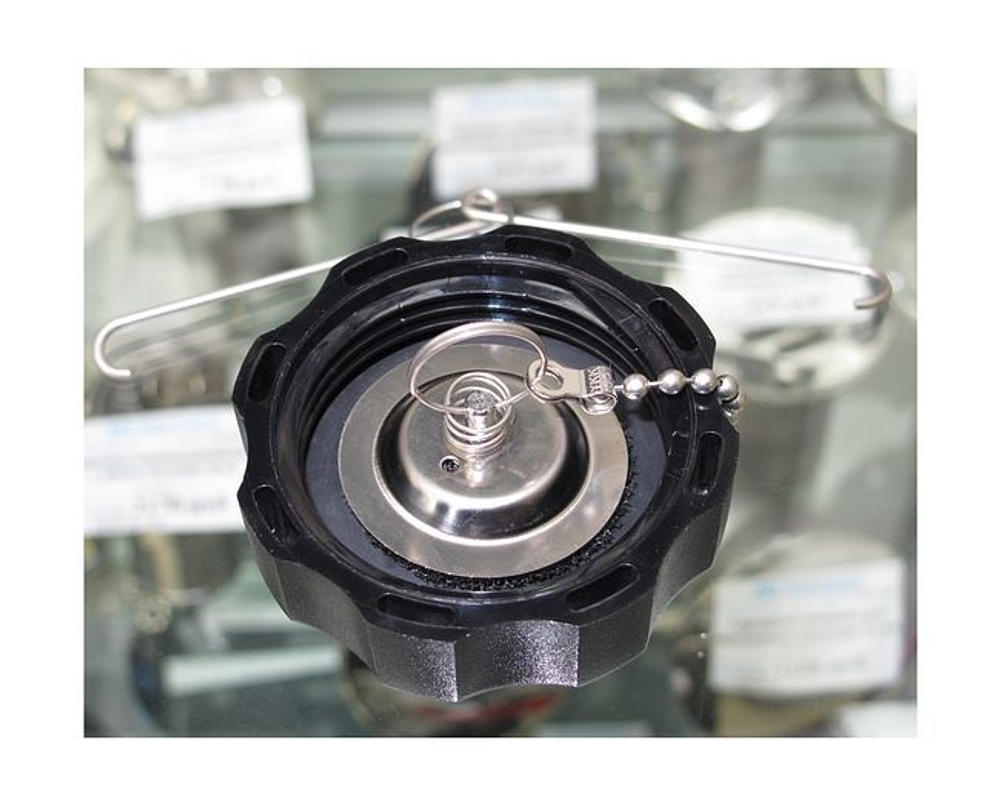 Крышка топливного бака Suzuki DF2.5-6 до 2011 г.в. (в сборе)