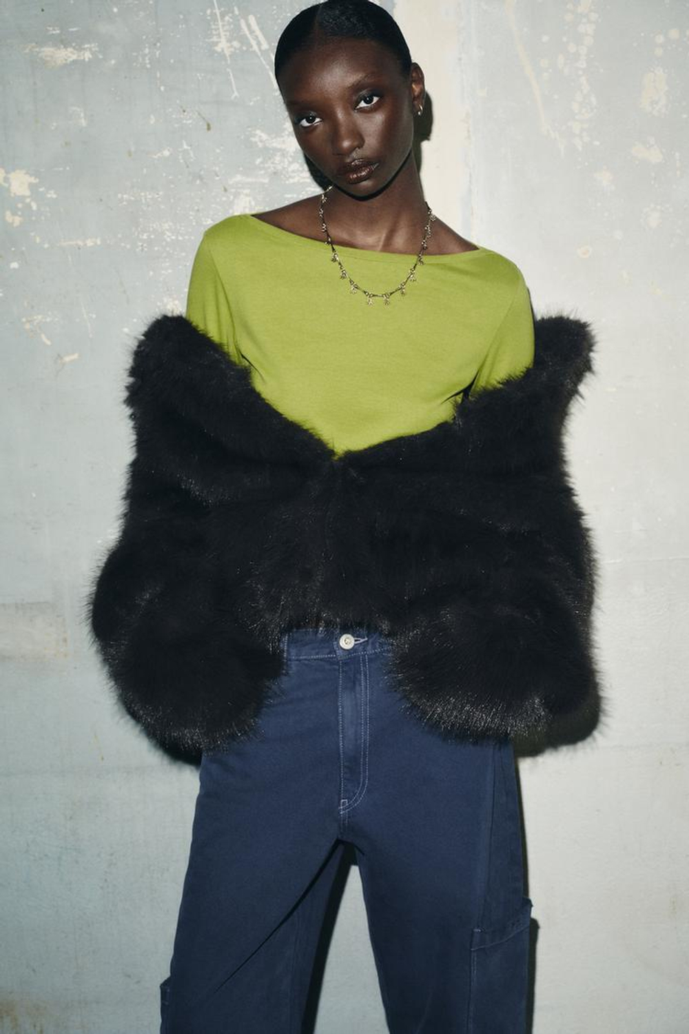 ZARA ФУТБОЛКА С АСИММЕТРИЧНЫМ ВЫРЕЗОМ ЛОДОЧКОЙ, ЗЕЛЕНЫЙ