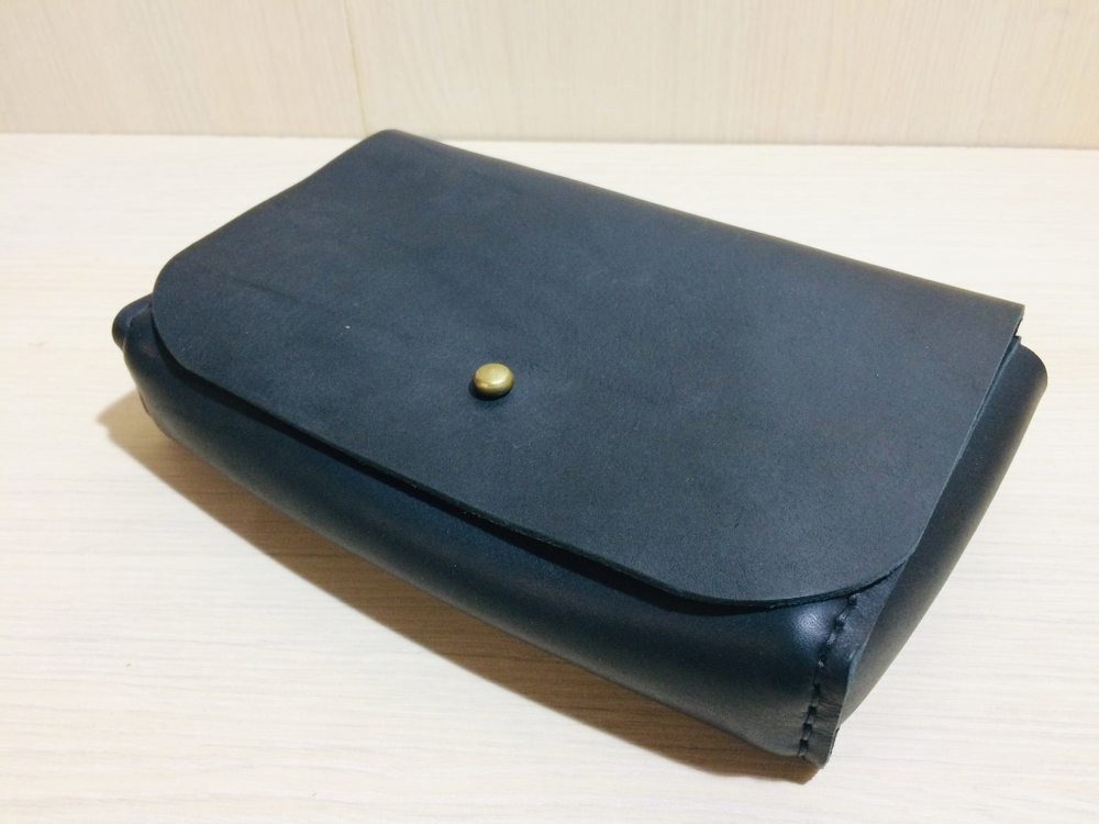 Сумка бардачок кожаная для велосипеда , мотоцикла , самоката , коляски и прочего. Цвет темно серый.