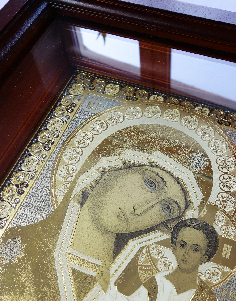 Икона Казанской Божьей Матери /в киоте/