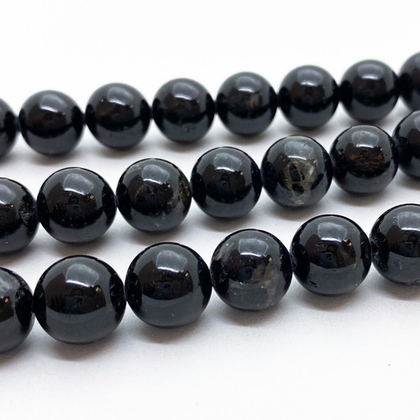 Шерл бусины (черный турмалин), диаметр 10-10,2 мм, цена за 9 шт (1/4 нити)