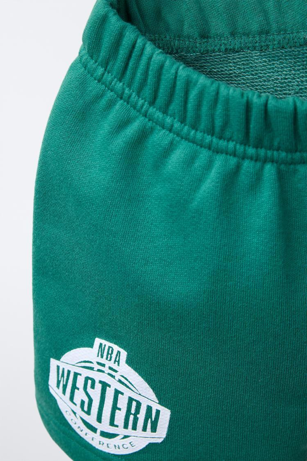 ZARA КОМПЛЕКТ ИЗ ФУТБОЛКИ И ШОРТОВ-БЕРМУДОВ С ПРИНТОМ NBA ©э, ЭКРЮ