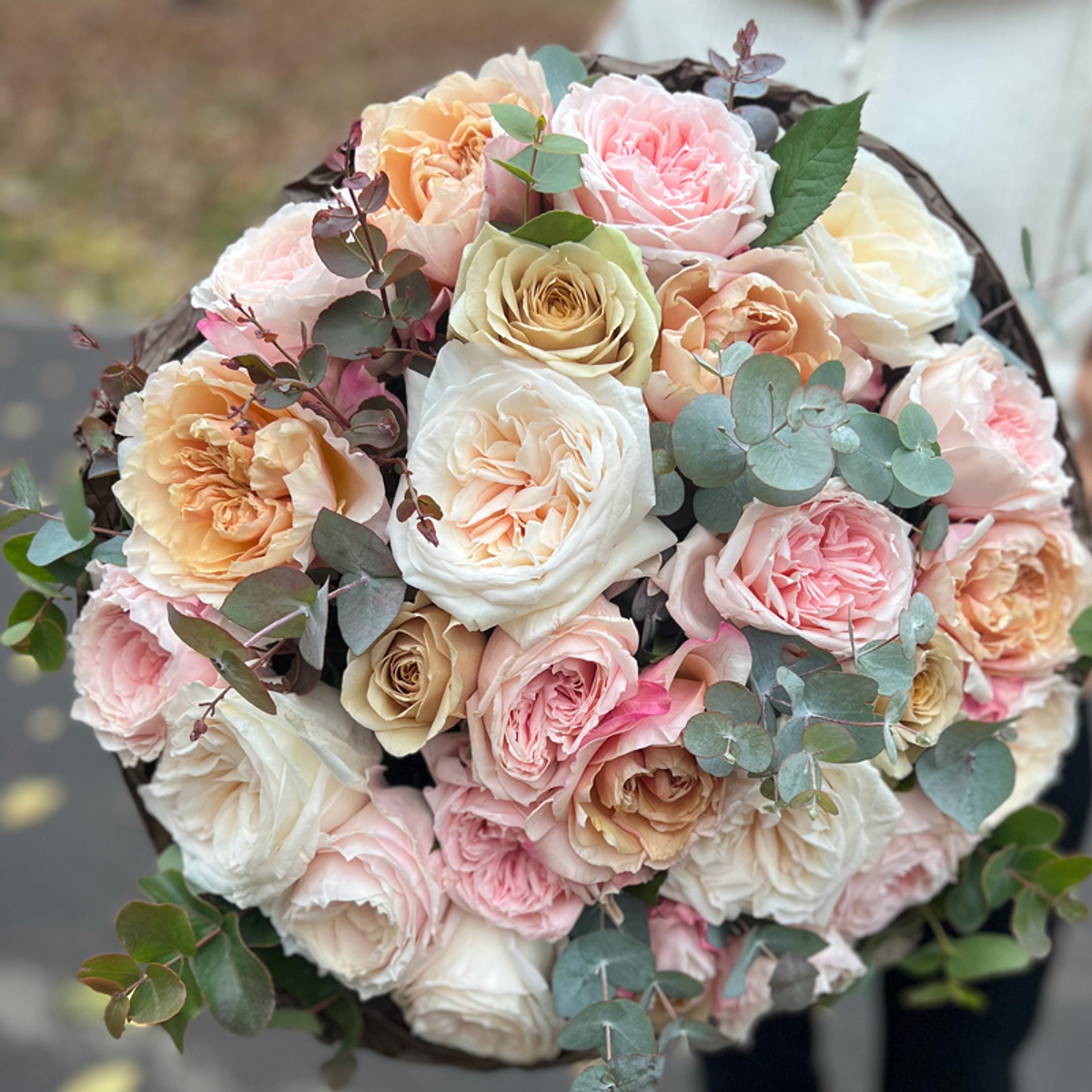 Миндальный микс — букет интерьерных и ароматных садовых роз с великолепным эвкалиптом